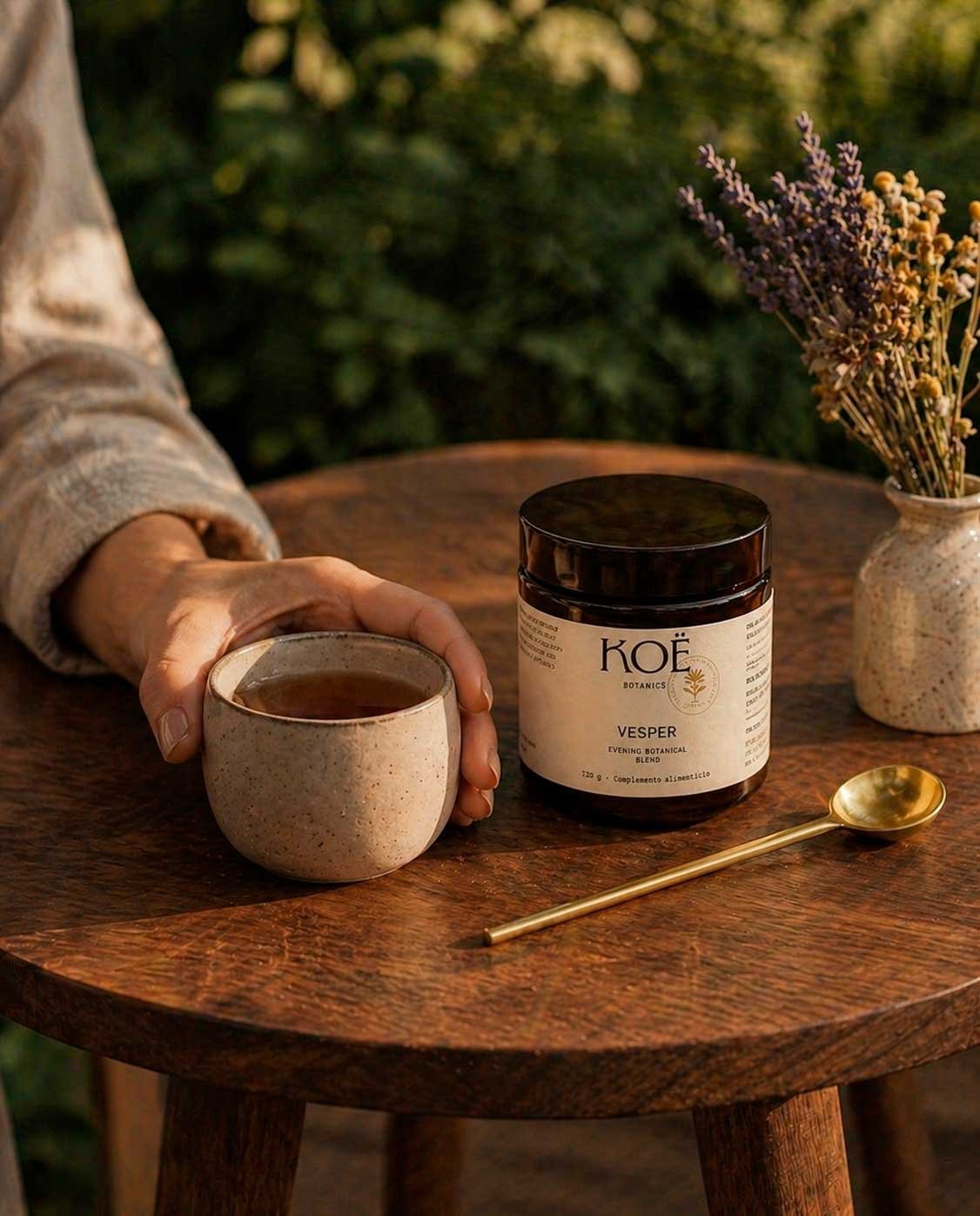 VESPER — KOË Botanics. Una formulación botánica para el final del día.